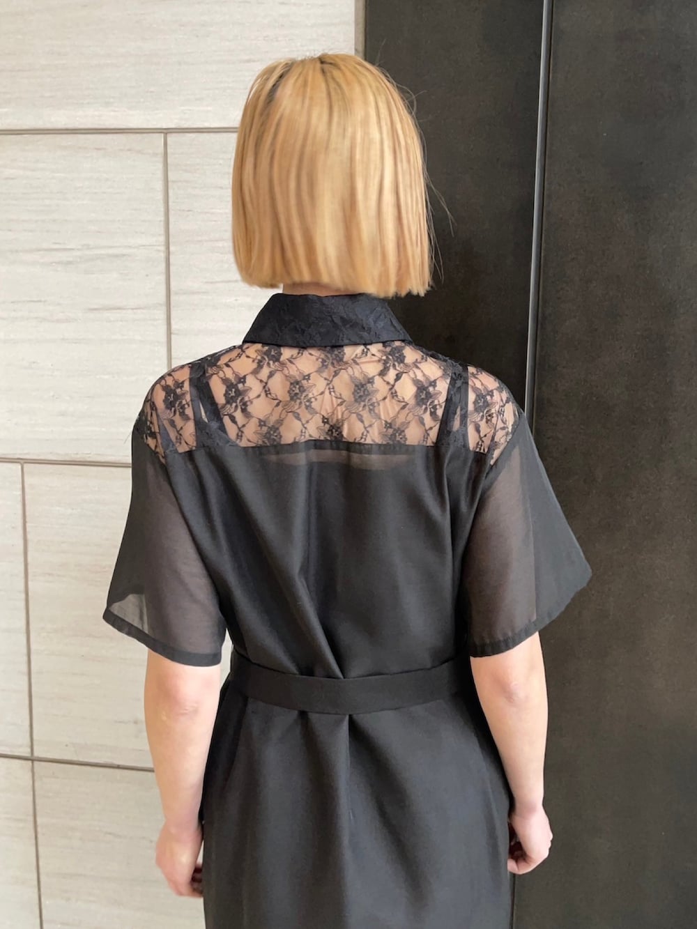 ブラック系のシャツワンピースを着用したレディースの春コーディネートの7枚目の写真