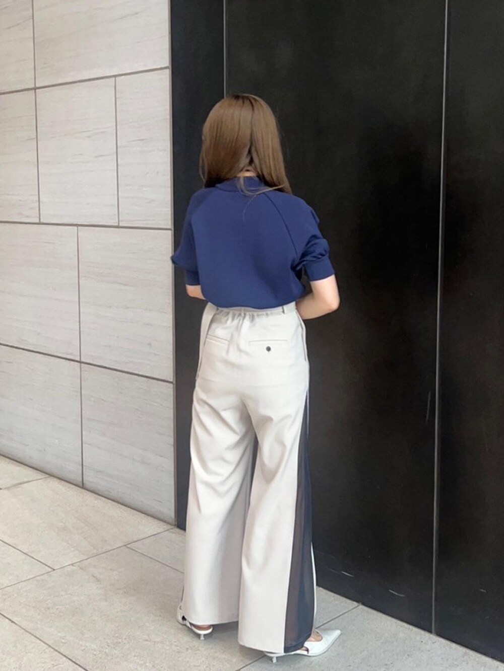 ブルー系のニット/セーターを着用したレディースの春コーディネートの2枚目の写真