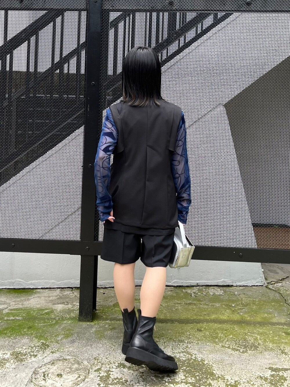 ブラック系のベスト、ブルー系のTシャツ/カットソー、ブラック系のその他パンツを着用したレディースの春コーディネートの4枚目の写真