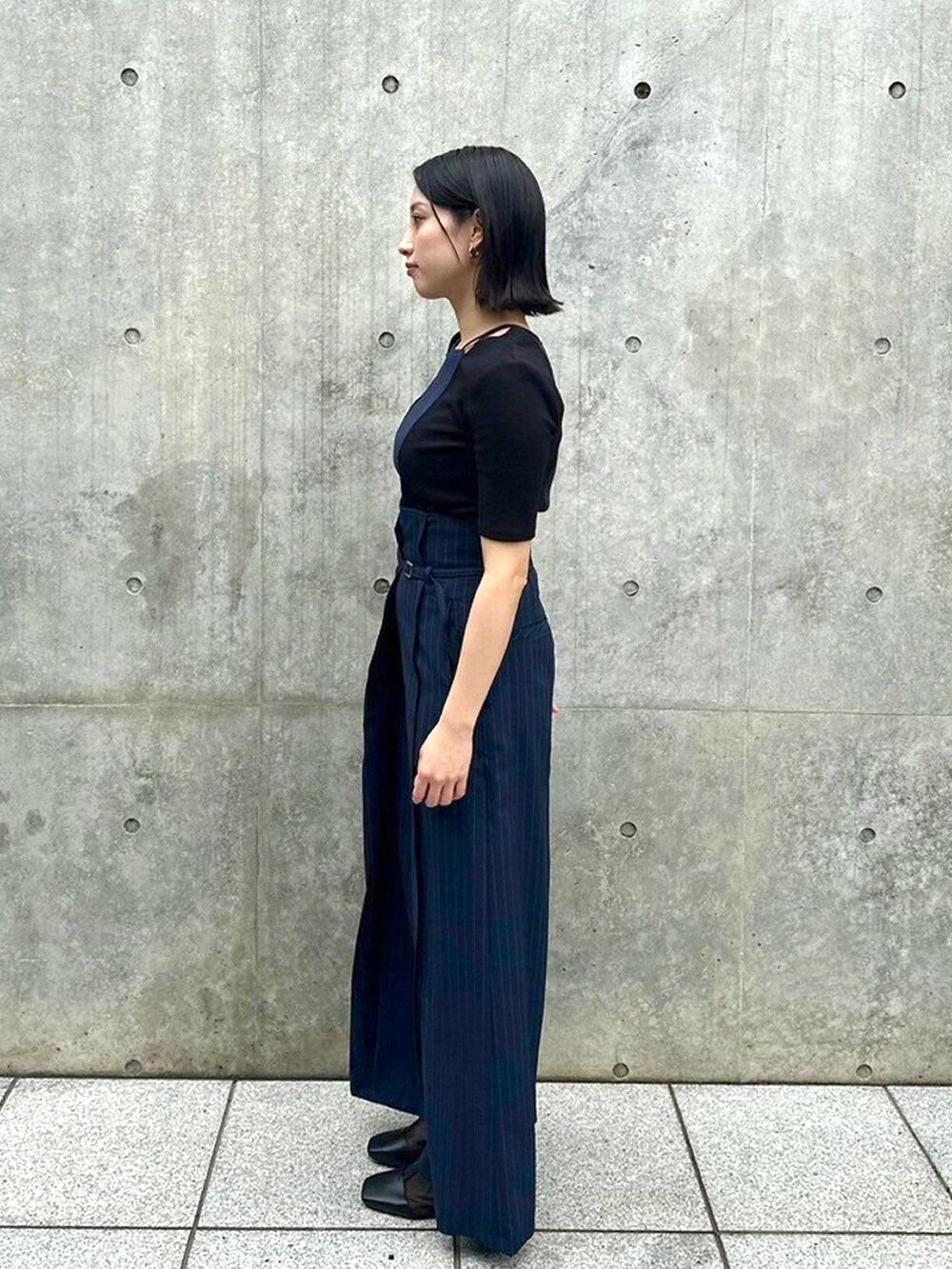 ブラック系のTシャツ/カットソー、その他のスラックスを着用したレディースの春コーディネートの2枚目の写真