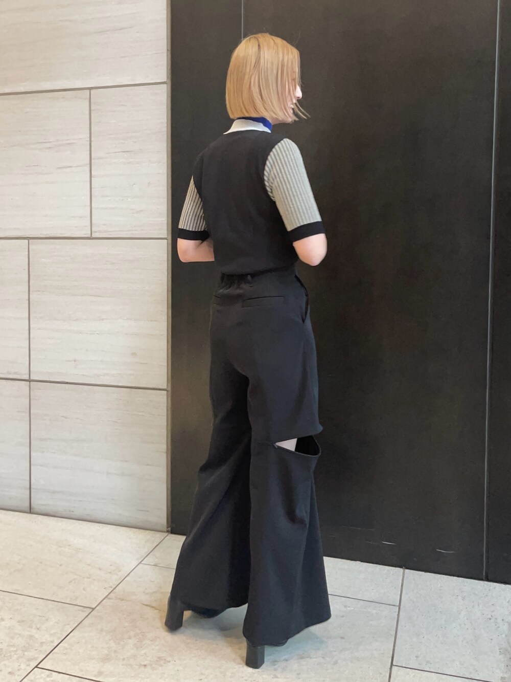 ブラック系のその他パンツ、ブラック系のニット/セーターを着用したレディースの春コーディネートの2枚目の写真