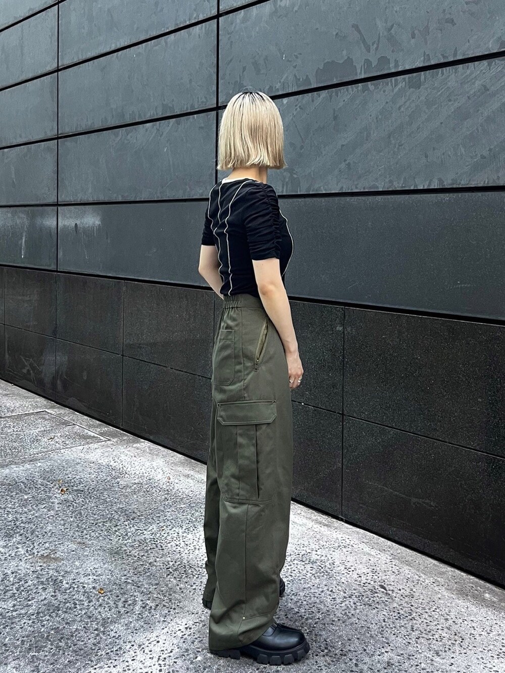 ブラック系のTシャツ/カットソー、グリーン系のカーゴパンツを着用したレディースの夏コーディネートの2枚目の写真