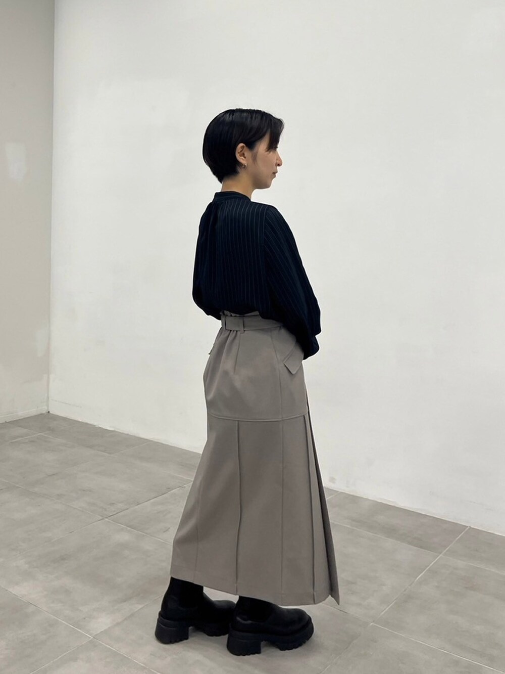 ブルー系のシャツ/ブラウス、グレー系のスカートを着用したレディースの秋コーディネートの2枚目の写真