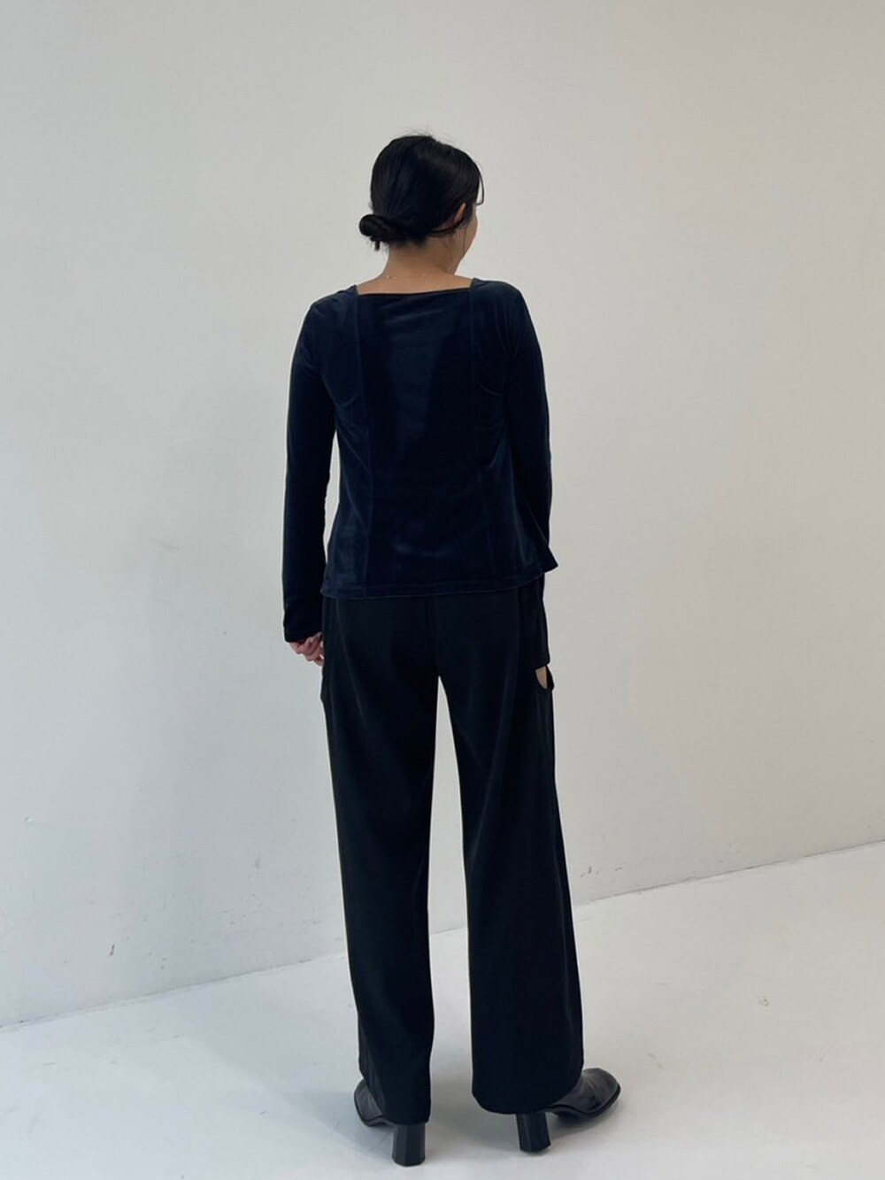 ブラック系のその他パンツ、ブルー系のTシャツ/カットソーを着用したレディースの秋コーディネートの3枚目の写真