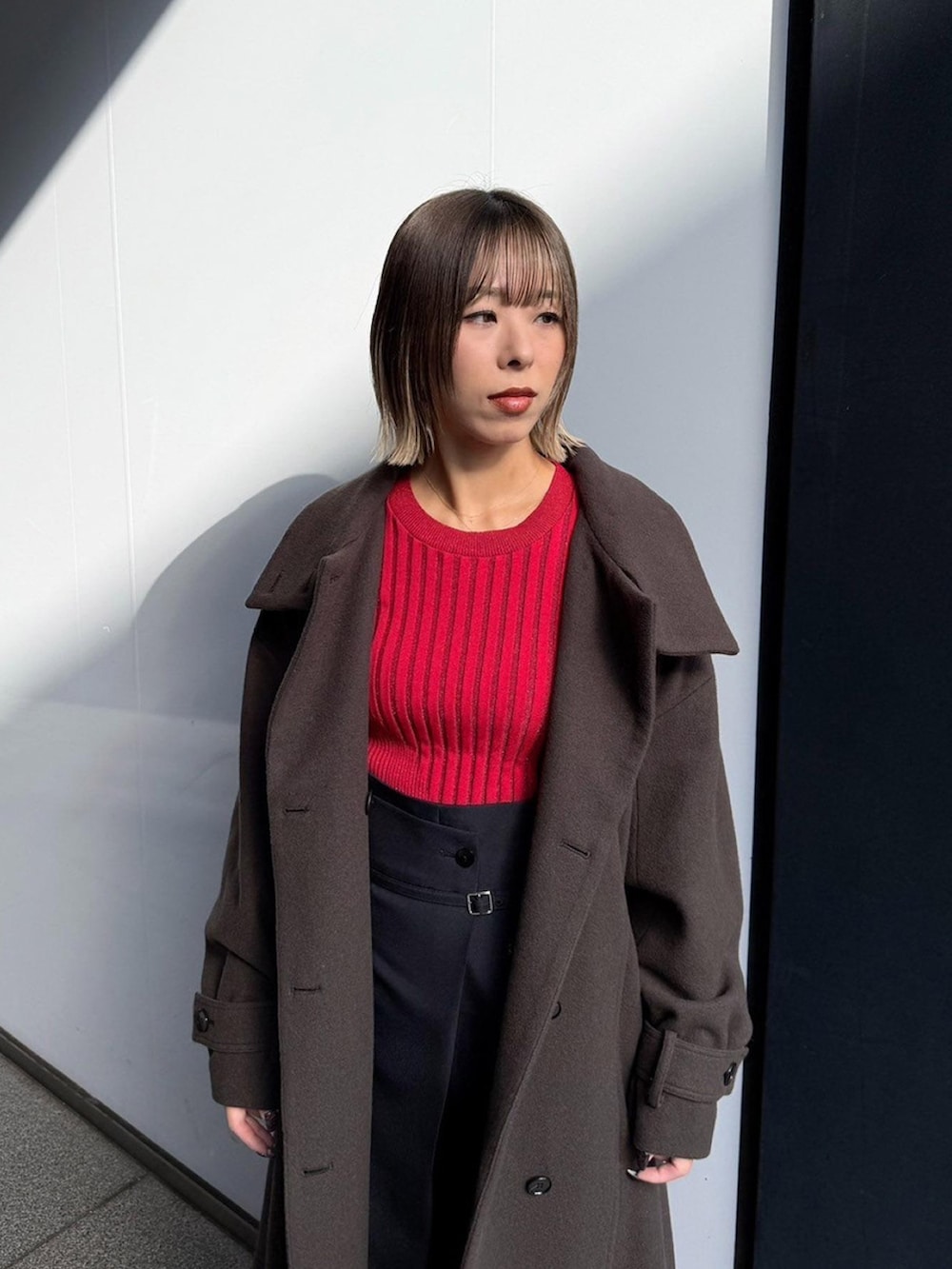 「UNITED TOKYOのスタンドカラーロングコート（ステンカラーコート、ブラウン系）」を使った、UNITED TOKYO STAFFさん（レディース・165cm）の秋コーディネートの4枚目の写真