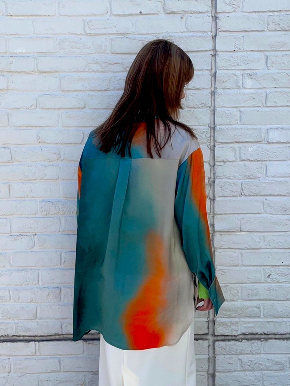 グリーン系のシャツ/ブラウスを着用したレディースの春コーディネートの3枚目の写真