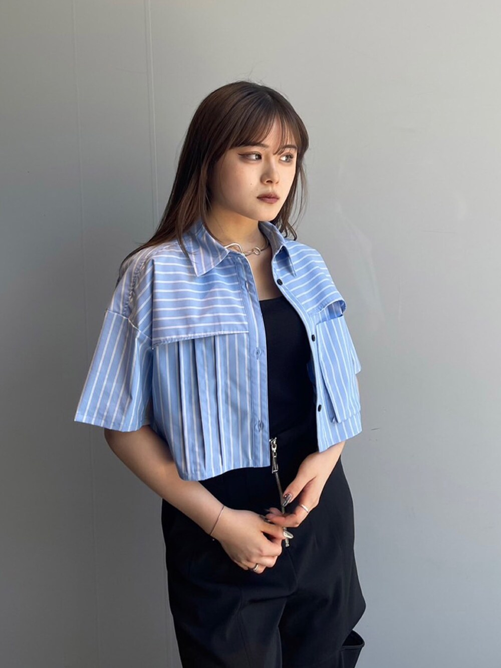 ブルー系のシャツ/ブラウス、ブラック系のその他パンツを着用したレディースの夏コーディネートの3枚目の写真