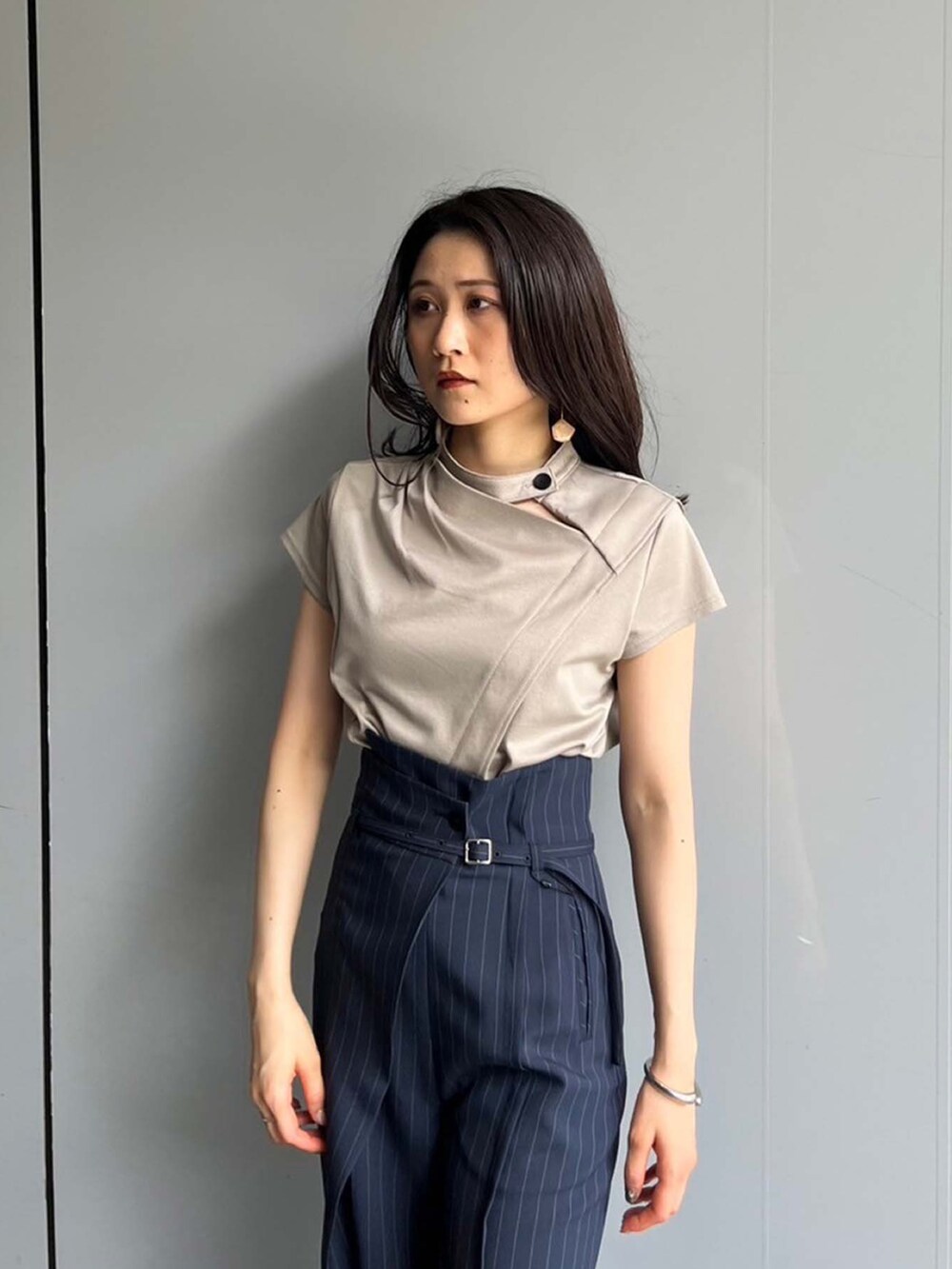 ベージュ系のTシャツ/カットソーを着用したレディースの夏コーディネートの3枚目の写真