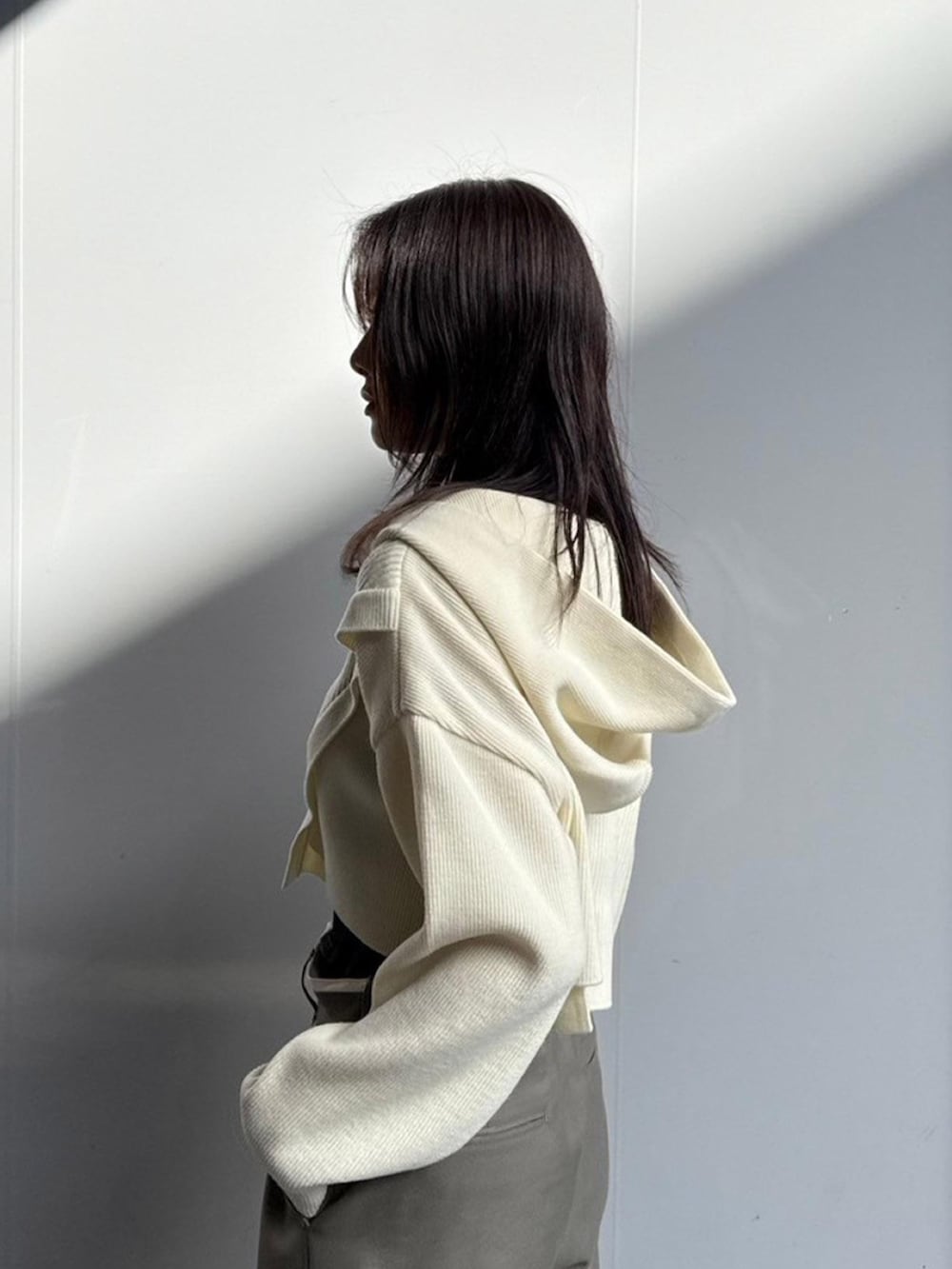 ホワイト系のニット/セーター、グリーン系のその他パンツを着用したレディースの秋コーディネートの5枚目の写真