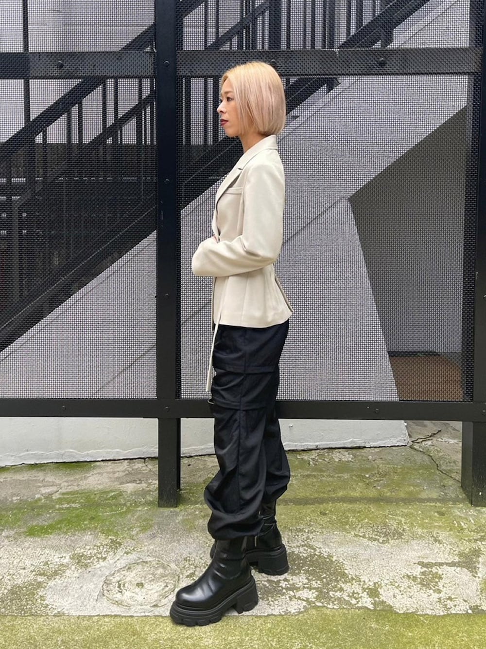 ベージュ系のセットアップ、ブラック系のカーゴパンツを着用したレディースの春コーディネートの3枚目の写真