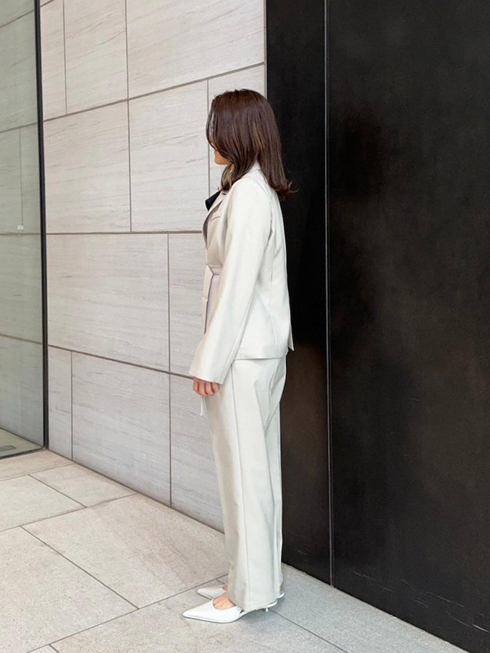 ベージュ系のセットアップ、ベージュ系のスラックスを着用したレディースの春コーディネートの2枚目の写真