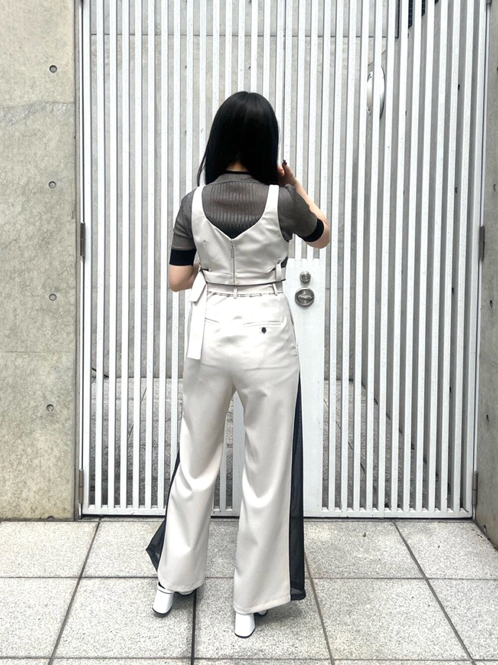 ゴールド系のニット/セーター、ベージュ系のベスト、ベージュ系のその他パンツを着用したレディースの春コーディネートの3枚目の写真