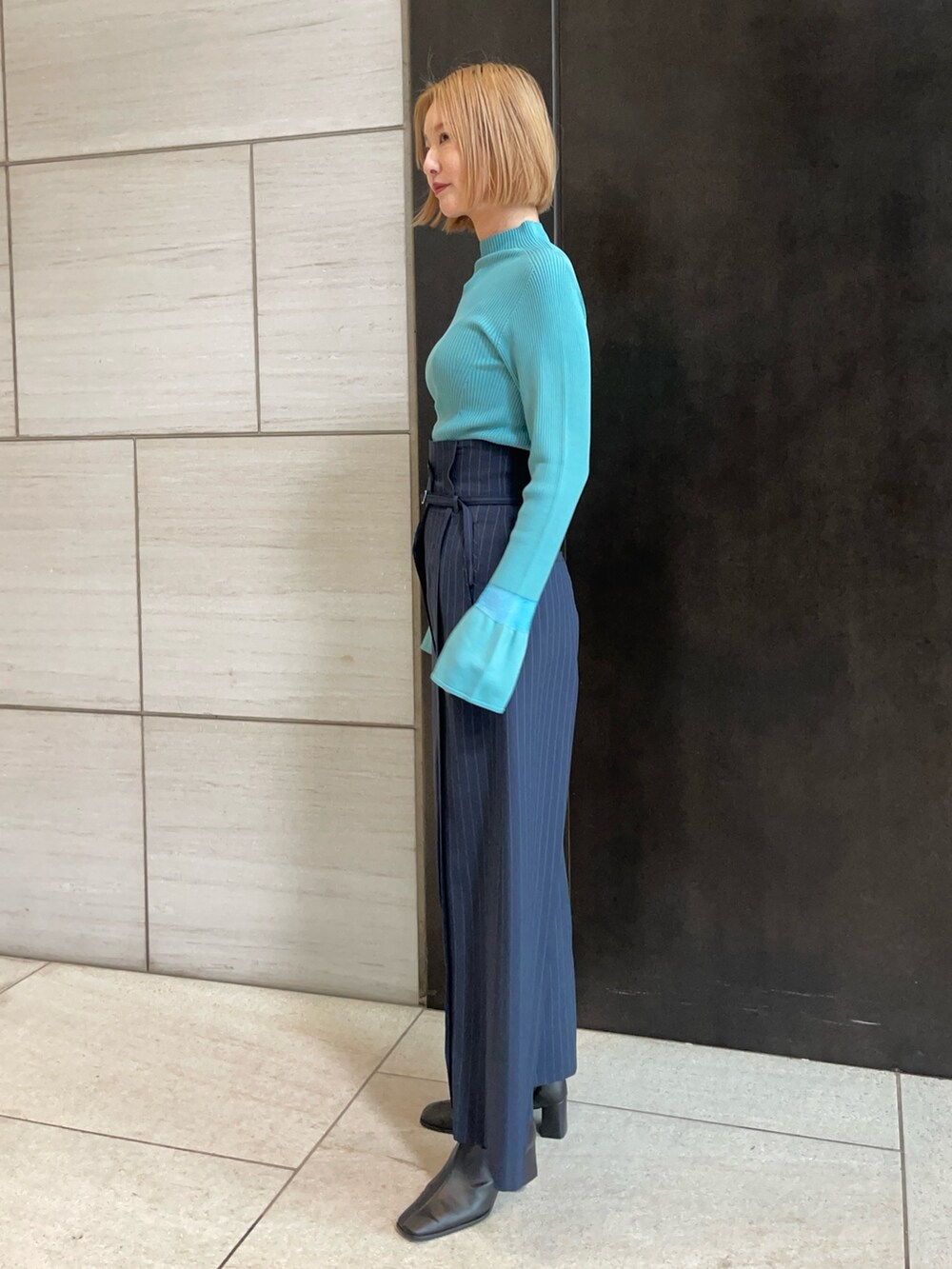 その他のスラックス、ブルー系のニット/セーターを着用したレディースの春コーディネートの2枚目の写真