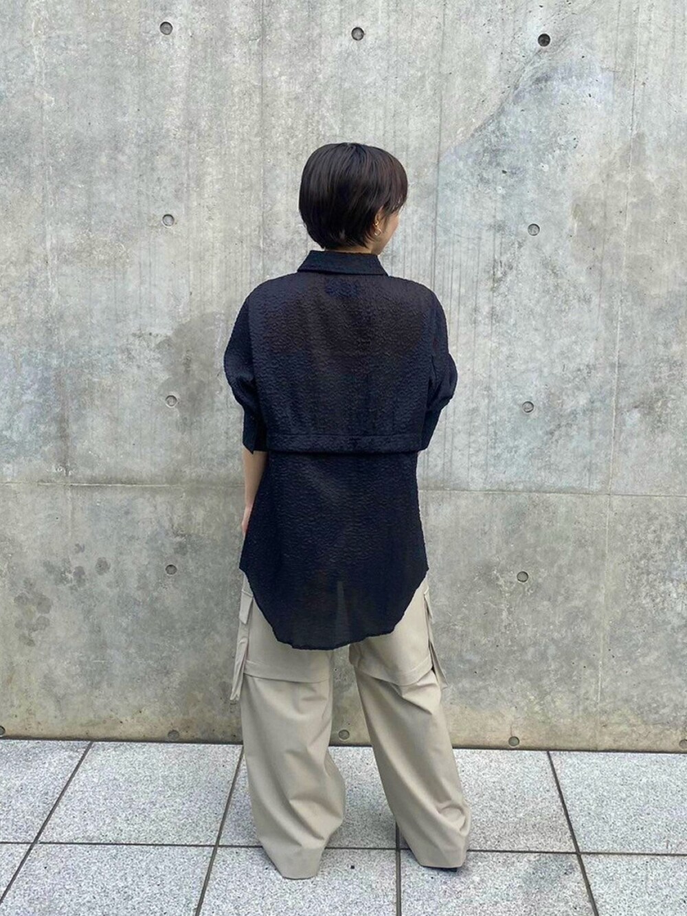 ベージュ系のカーゴパンツを着用したレディースの春コーディネートの3枚目の写真