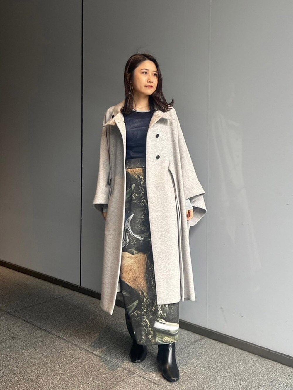 「UNITED TOKYOのロングケープコート（ポンチョ、グレー系）」を使った、UNITED TOKYO STAFFさん（レディース・158cm）の秋コーディネートの6枚目の写真