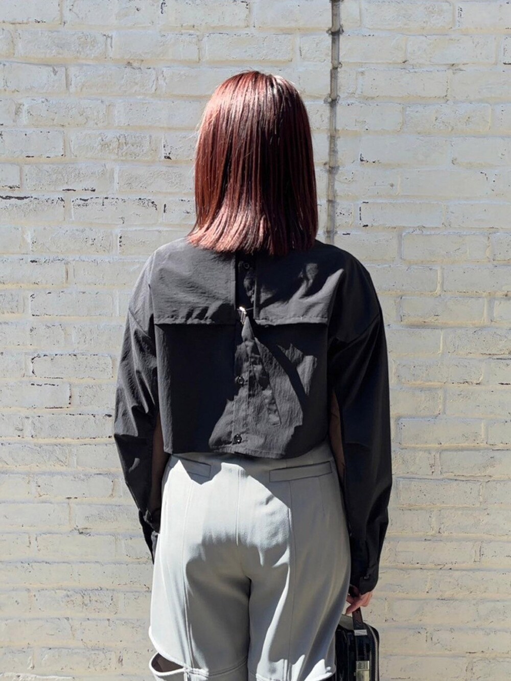 グレー系のその他パンツ、ブラック系のシャツ/ブラウスを着用したレディースの春コーディネートの5枚目の写真