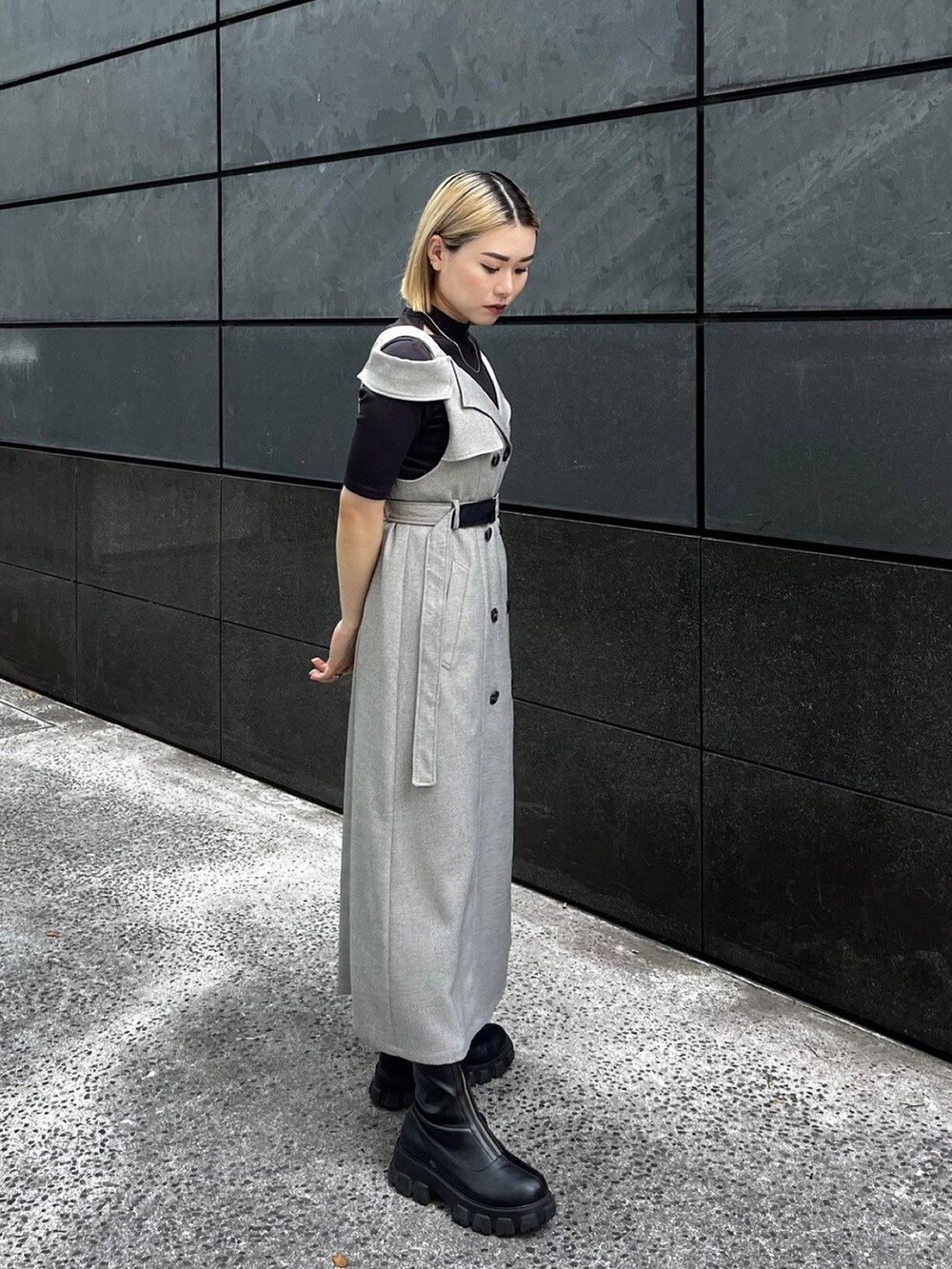 ブラウン系のTシャツ/カットソー、ブラック系のジャンパースカートを着用したレディースの秋コーディネートの2枚目の写真