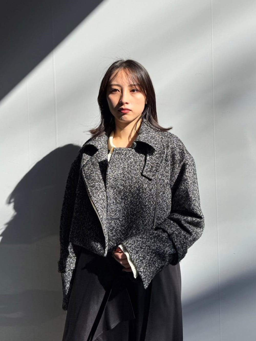 ブラック系のその他アウターを着用したレディースの秋コーディネートの4枚目の写真