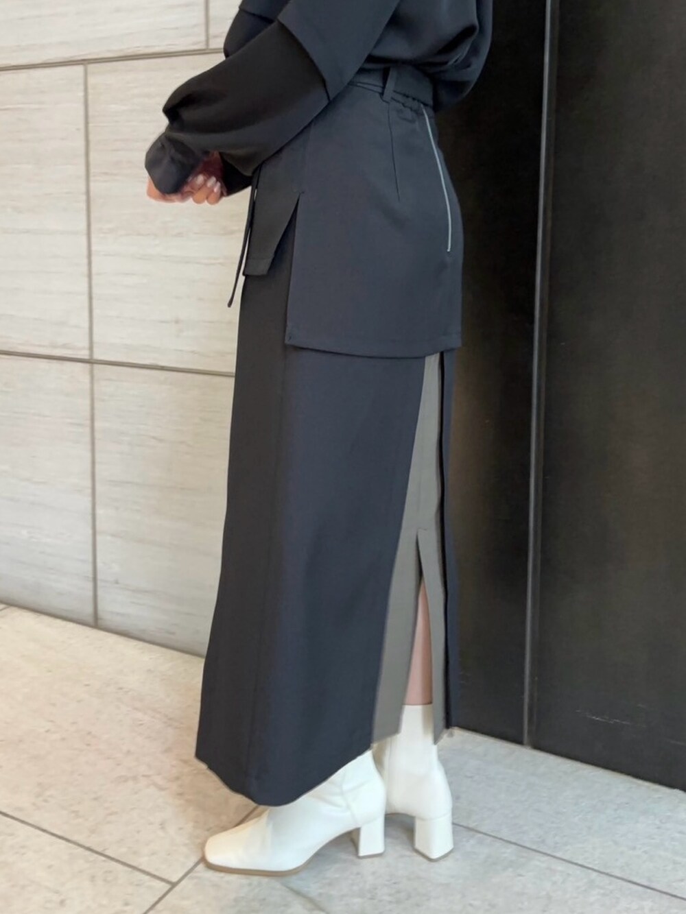 ブラック系のシャツ/ブラウス、ブラック系のスカートを着用したレディースの春コーディネートの8枚目の写真