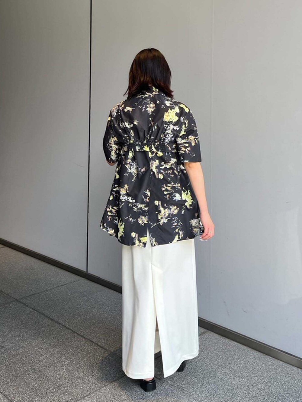 その他のシャツ/ブラウス、ホワイト系のスカートを着用したレディースの夏コーディネートの3枚目の写真