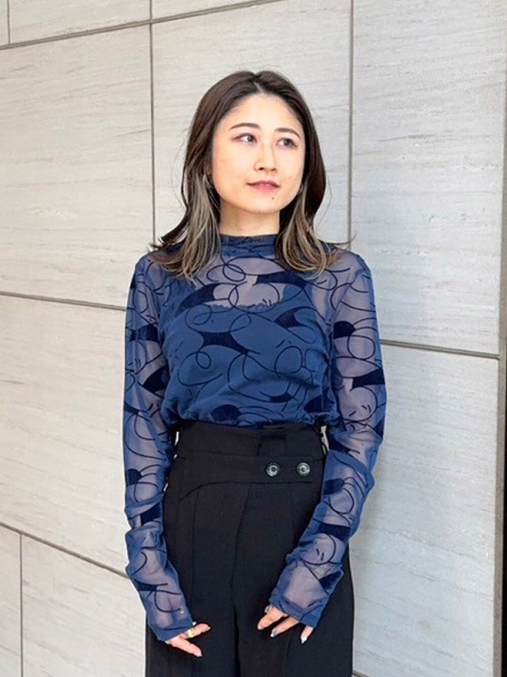 ブルー系のTシャツ/カットソー、ブラック系のスラックスを着用したレディースの春コーディネートの5枚目の写真