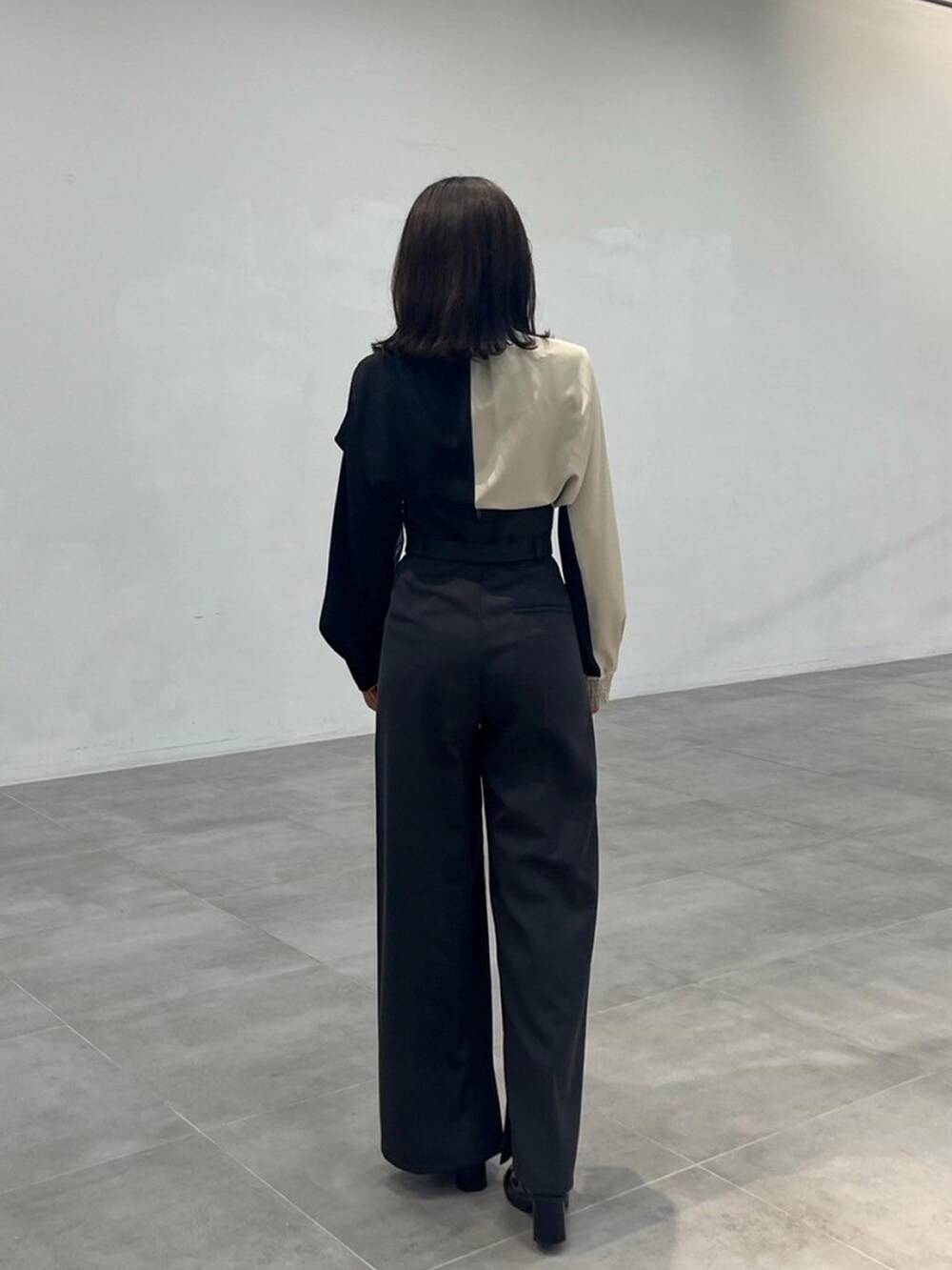 その他のシャツ/ブラウス、グレー系のスラックスを着用したレディースの秋コーディネートの3枚目の写真