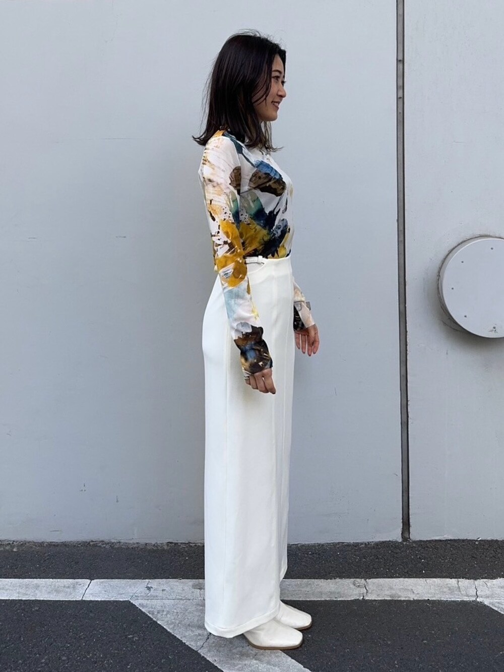 イエロー系のTシャツ/カットソー、ホワイト系のスカートを着用したレディースの冬コーディネートの4枚目の写真