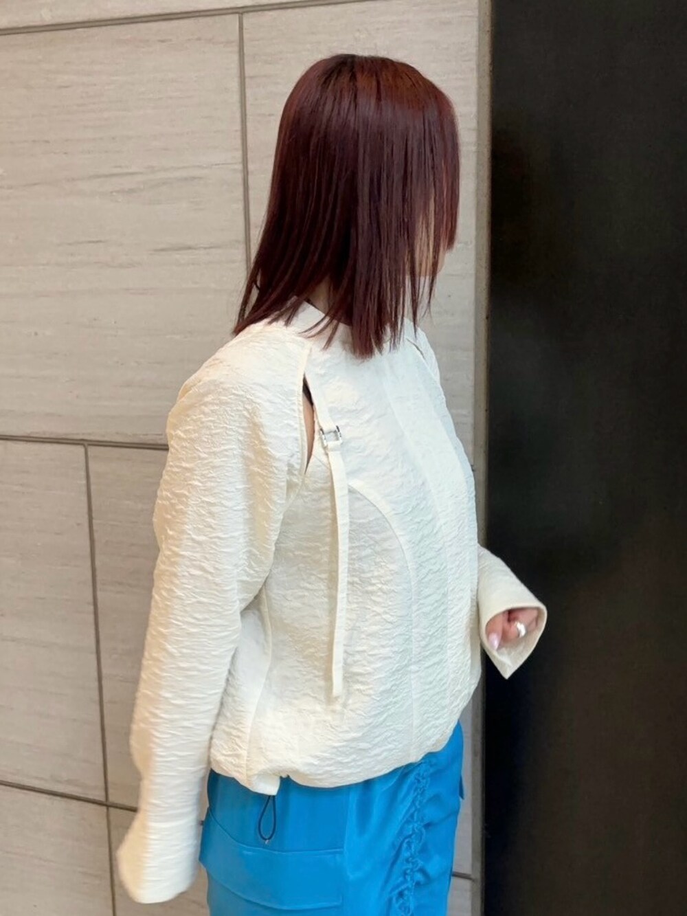 ブルー系のスカート、ホワイト系のシャツ/ブラウスを着用したレディースの春コーディネートの7枚目の写真