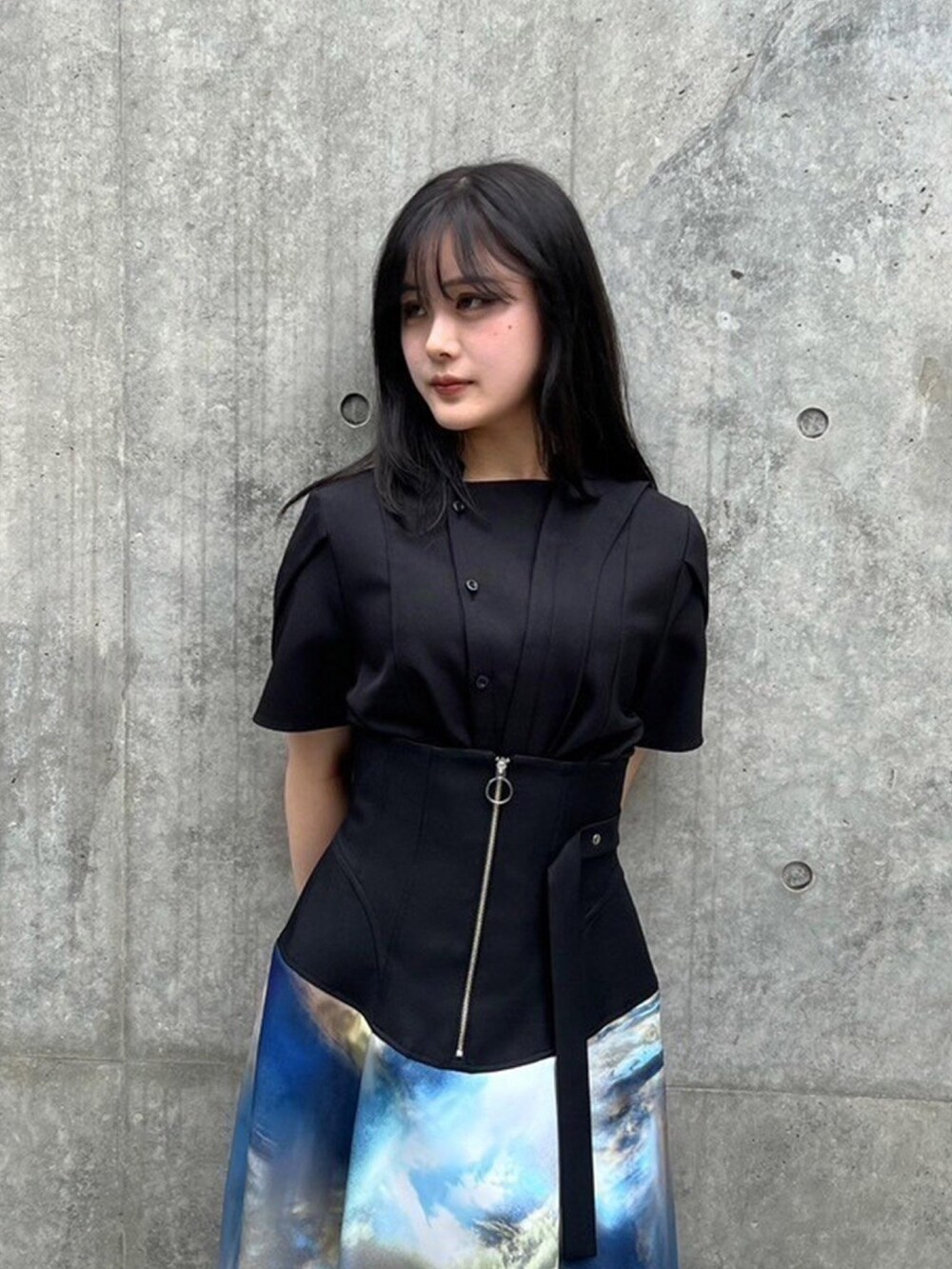 ブラック系のシャツ/ブラウス、その他のスカートを着用したレディースの春コーディネートの4枚目の写真