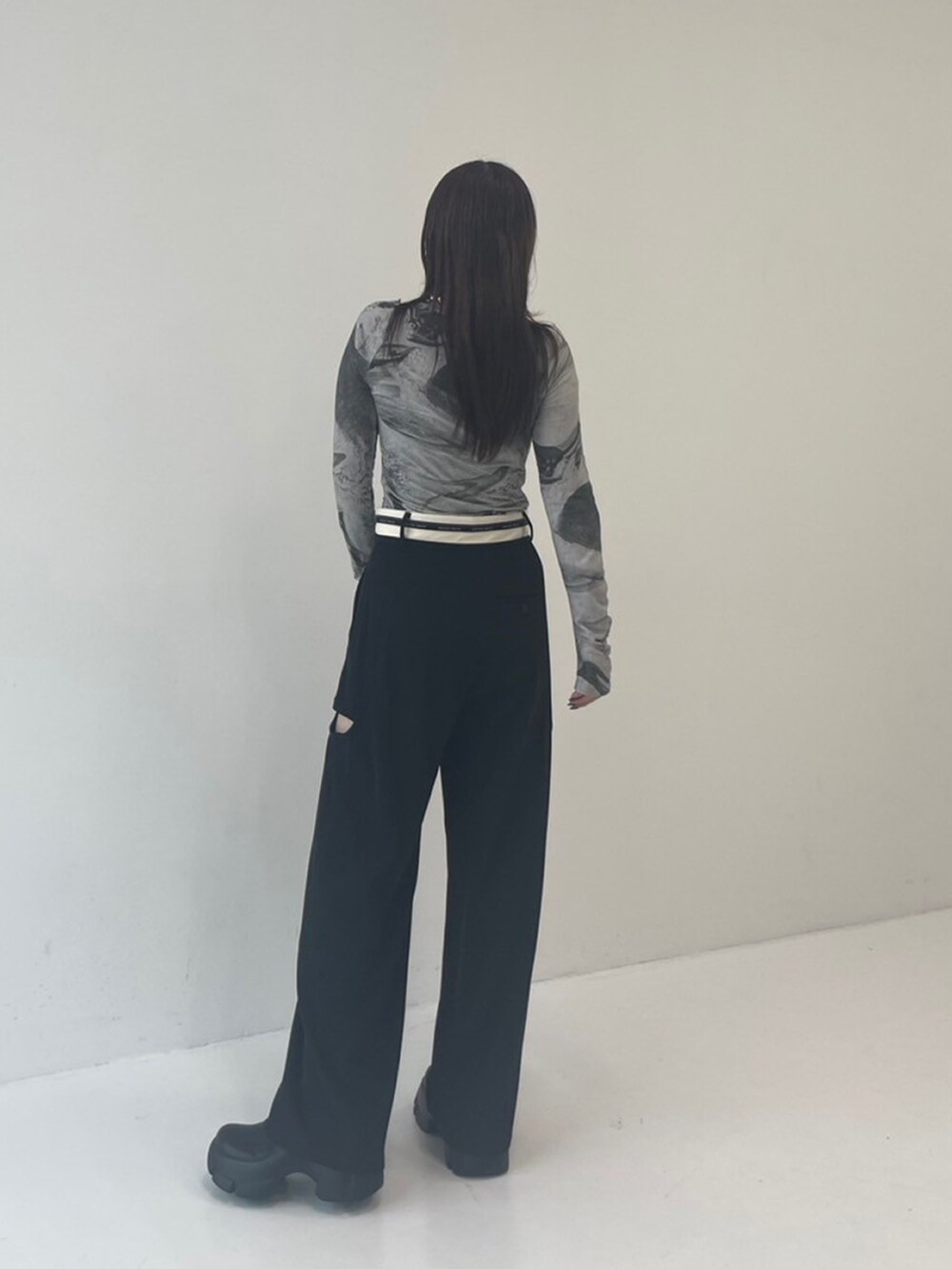 ブラック系のその他パンツを着用したレディースの秋コーディネートの3枚目の写真