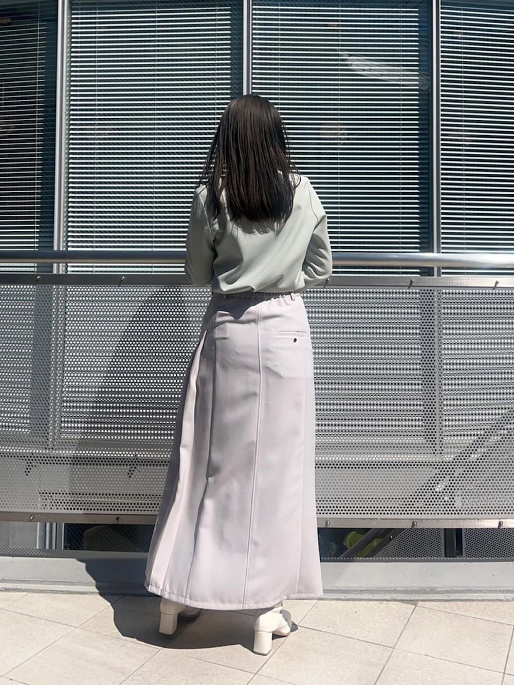 「UNITED TOKYOのネックデザインブラウス（シャツ/ブラウス、グリーン系）」を使った、UNITED TOKYO STAFFさん（レディース・157cm）の春コーディネートの3枚目の写真