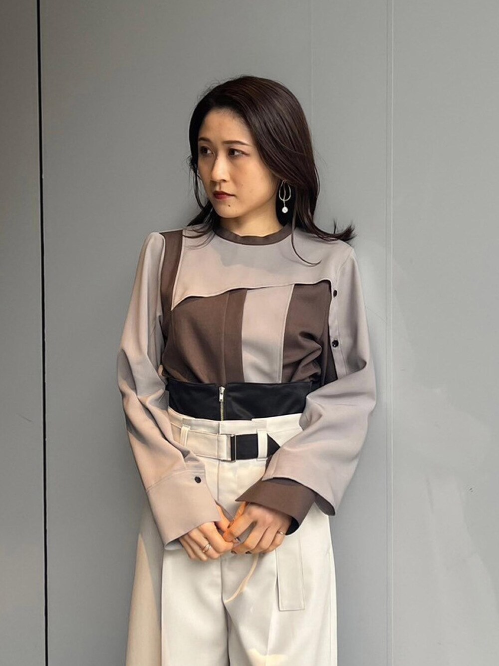 その他のシャツ/ブラウス、ベージュ系のその他パンツを着用したレディースの秋コーディネートの4枚目の写真