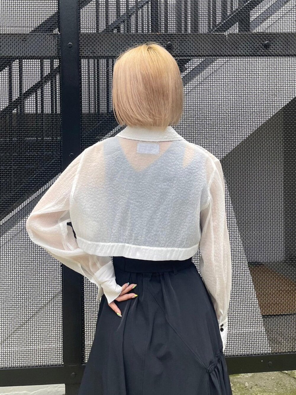 ホワイト系のシャツ/ブラウス、ブルー系のタンクトップ、ブラック系のスカートを着用したレディースの春コーディネートの6枚目の写真