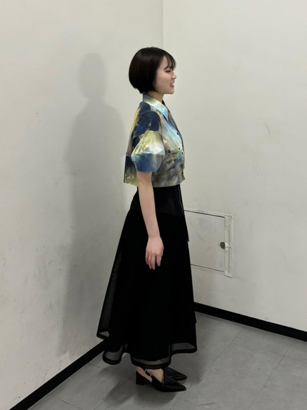 その他のシャツ/ブラウス、ブラック系のスカートを着用したレディースの春コーディネートの4枚目の写真