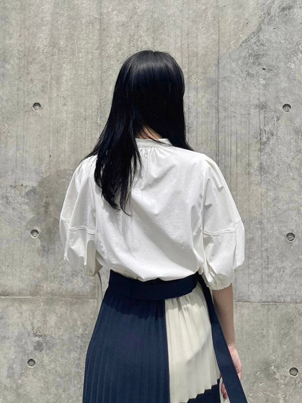 ホワイト系のシャツ/ブラウス、ブルー系のスカートを着用したレディースの春コーディネートの5枚目の写真