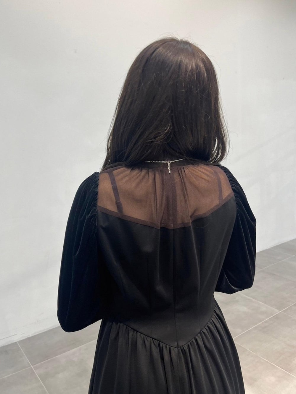 ブラック系のワンピースを着用したレディースの秋コーディネートの4枚目の写真