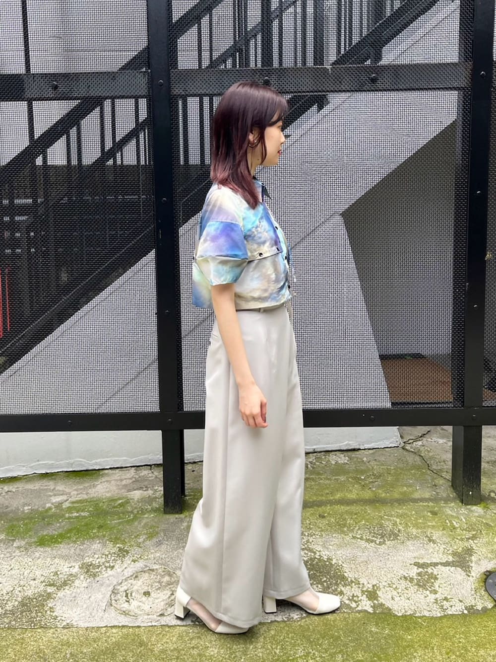 その他のシャツ/ブラウス、グレー系のスラックス、ホワイト系のブーツを着用したレディースの春コーディネートの3枚目の写真