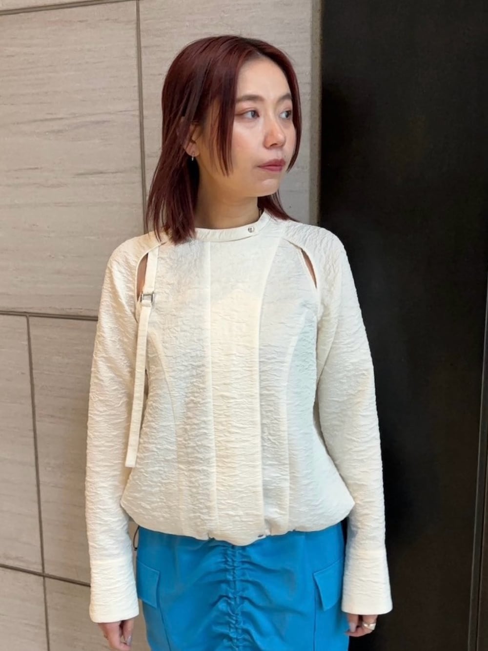 ブルー系のスカート、ホワイト系のシャツ/ブラウスを着用したレディースの春コーディネートの4枚目の写真