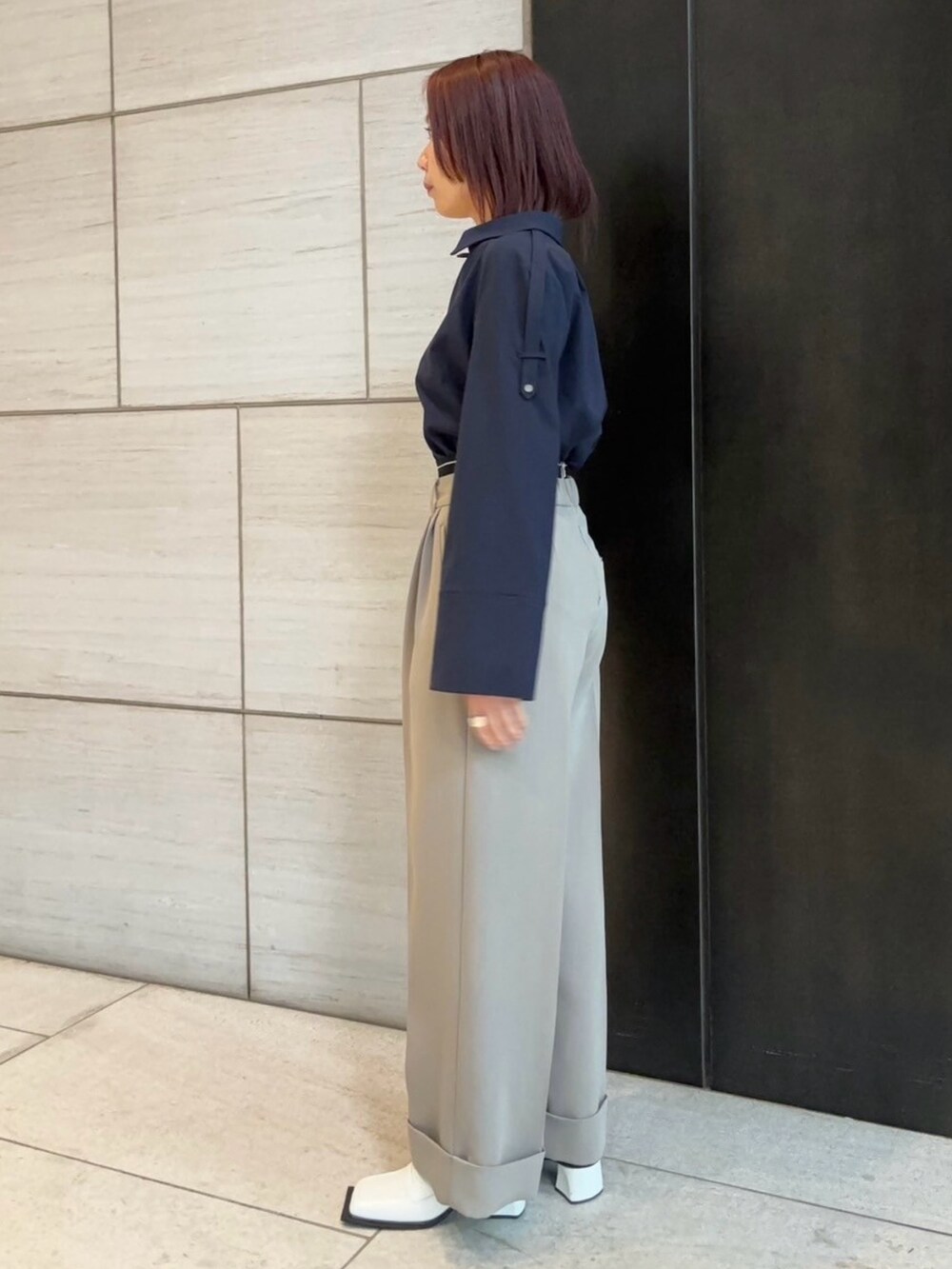 ベージュ系のその他パンツ、ブルー系のシャツ/ブラウスを着用したレディースの春コーディネートの2枚目の写真