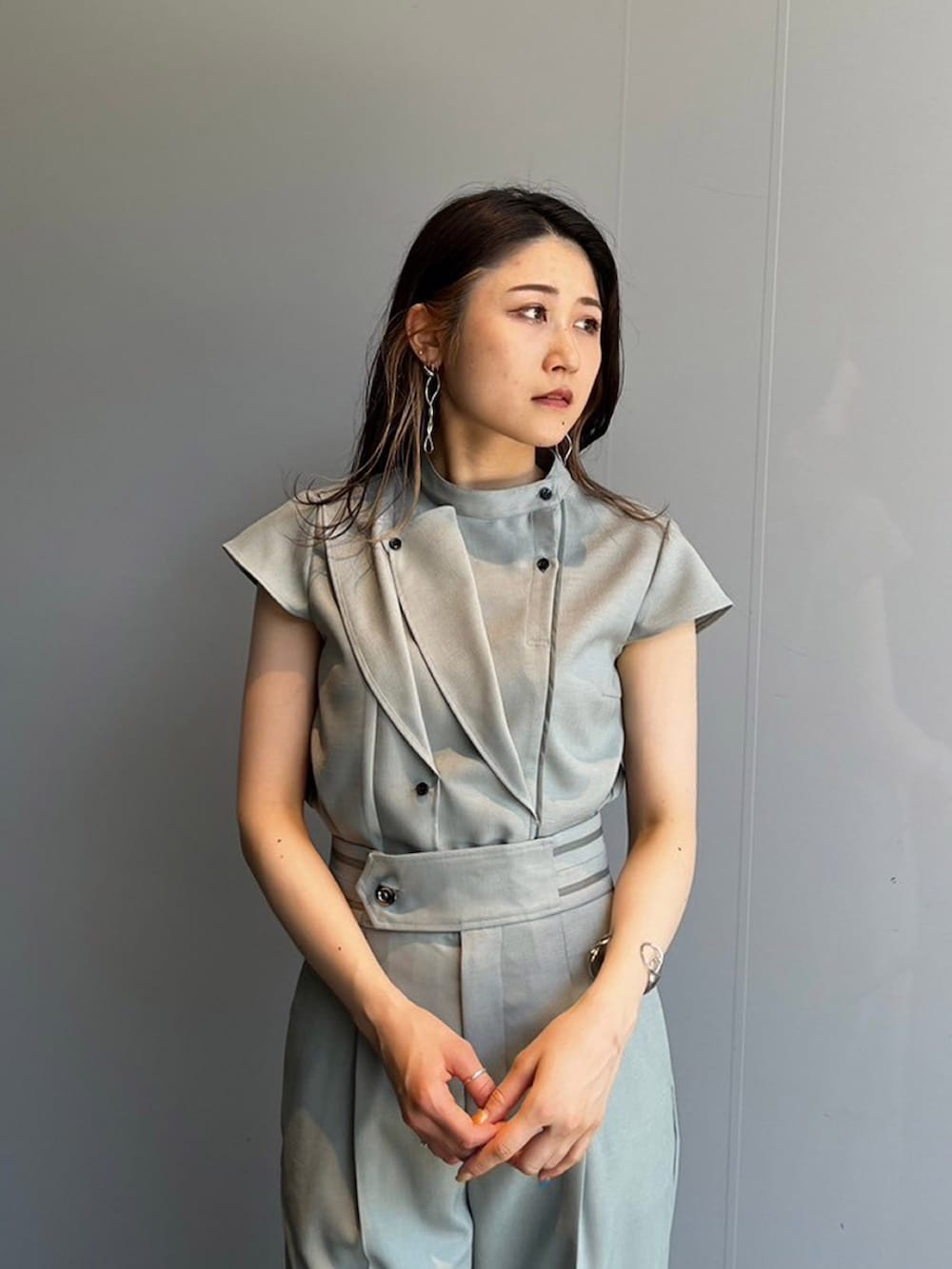 グリーン系のシャツ/ブラウス、グリーン系のスラックスを着用したレディースの夏コーディネートの4枚目の写真