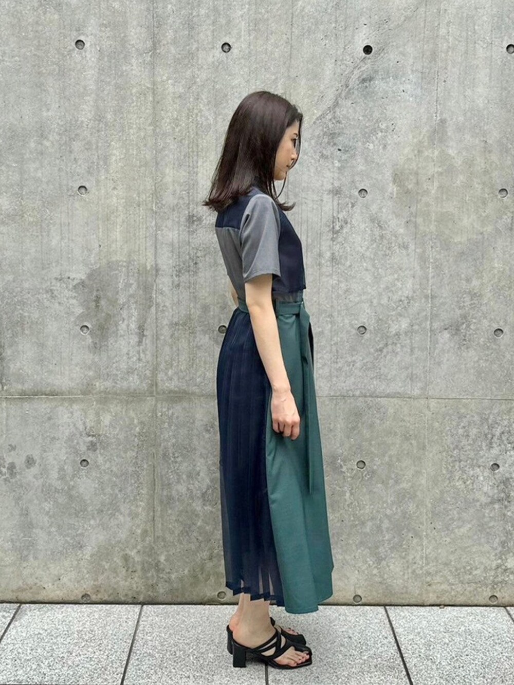 ブルー系のシャツワンピースを着用したレディースの春コーディネートの3枚目の写真