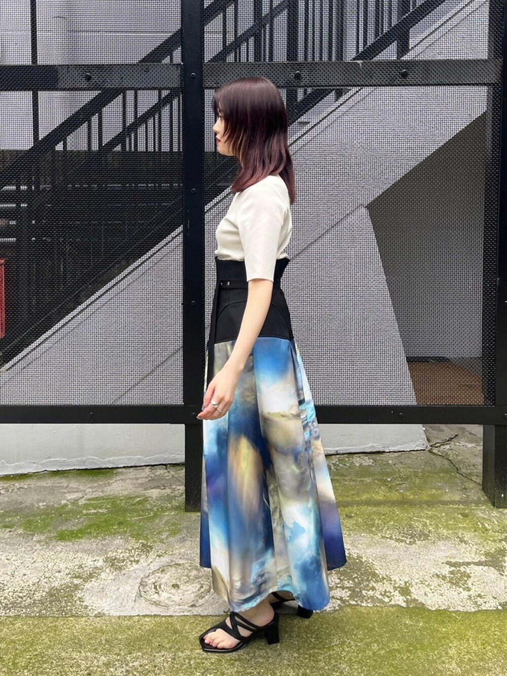 ホワイト系のニット/セーター、その他のスカートを着用したレディースの春コーディネートの2枚目の写真