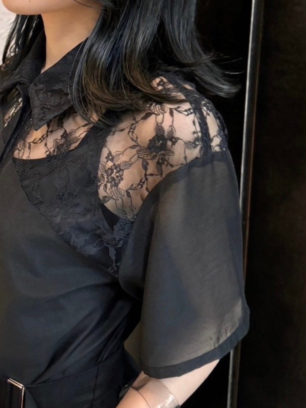 ブラック系のシャツワンピースを着用したレディースの春コーディネートの9枚目の写真