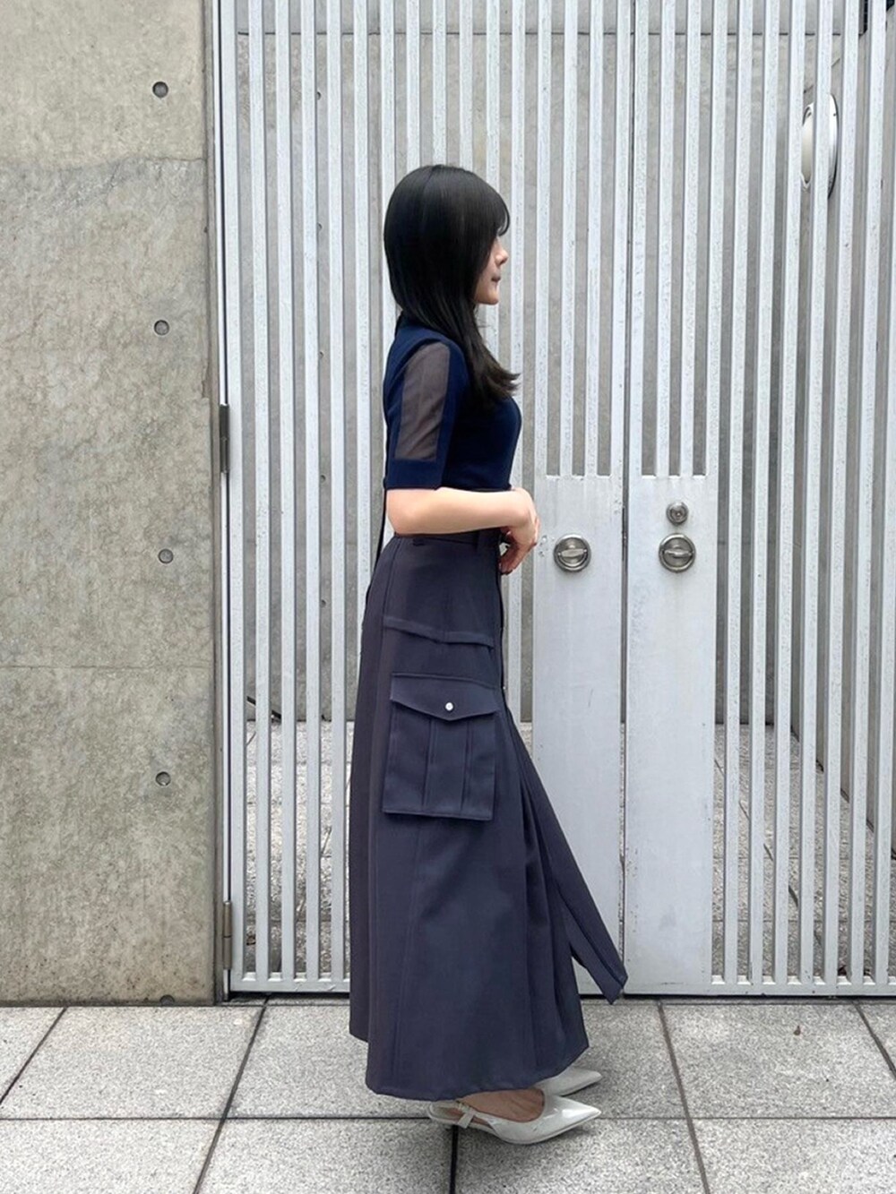 ブルー系のニット/セーターを着用したレディースの春コーディネートの4枚目の写真