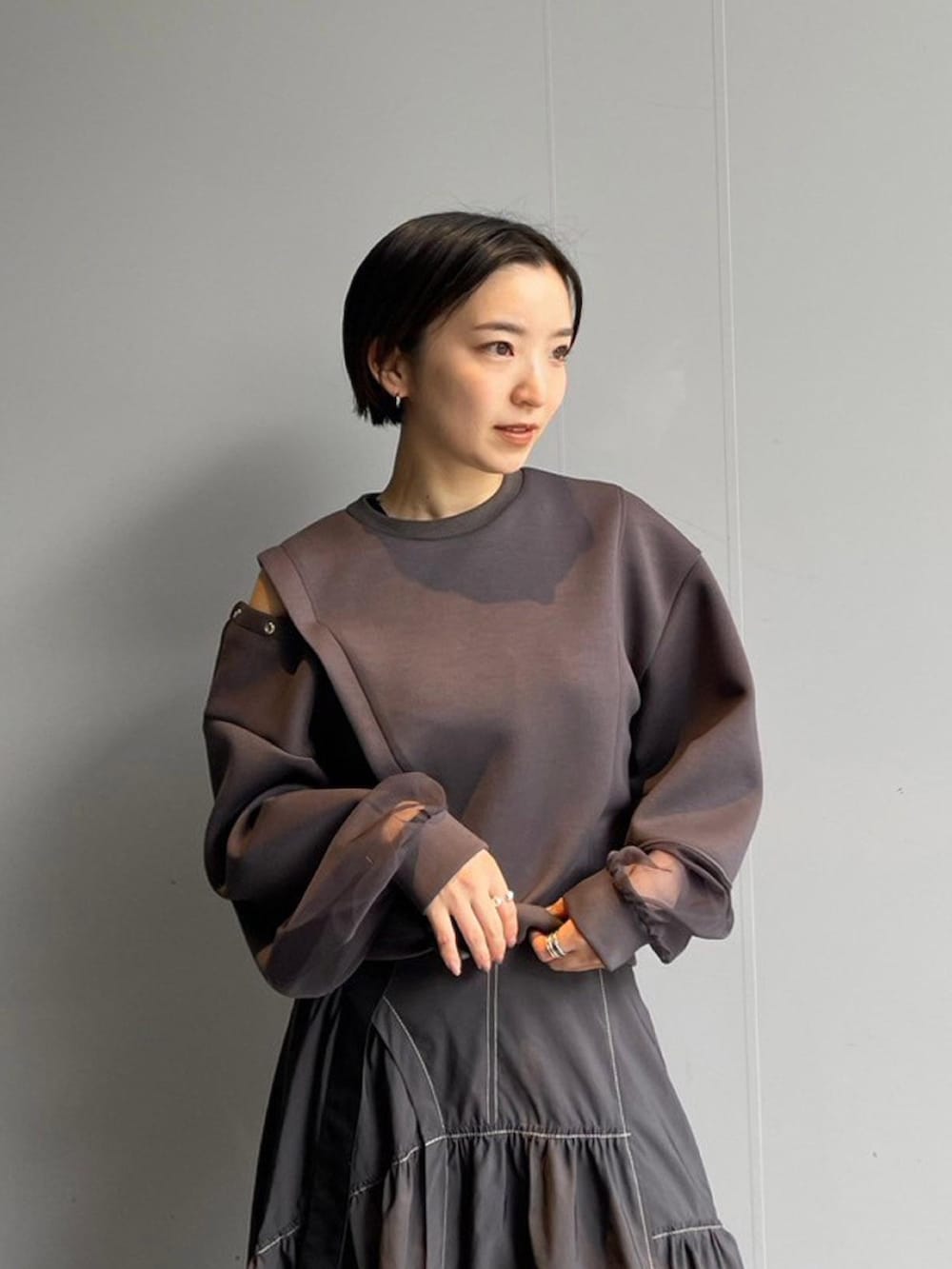 「UNITED TOKYOのシアードッキングデザイントップス（Tシャツ/カットソー、グレー系）」を使った、UNITED TOKYO STAFFさん（レディース・150cm）の秋コーディネートの4枚目の写真