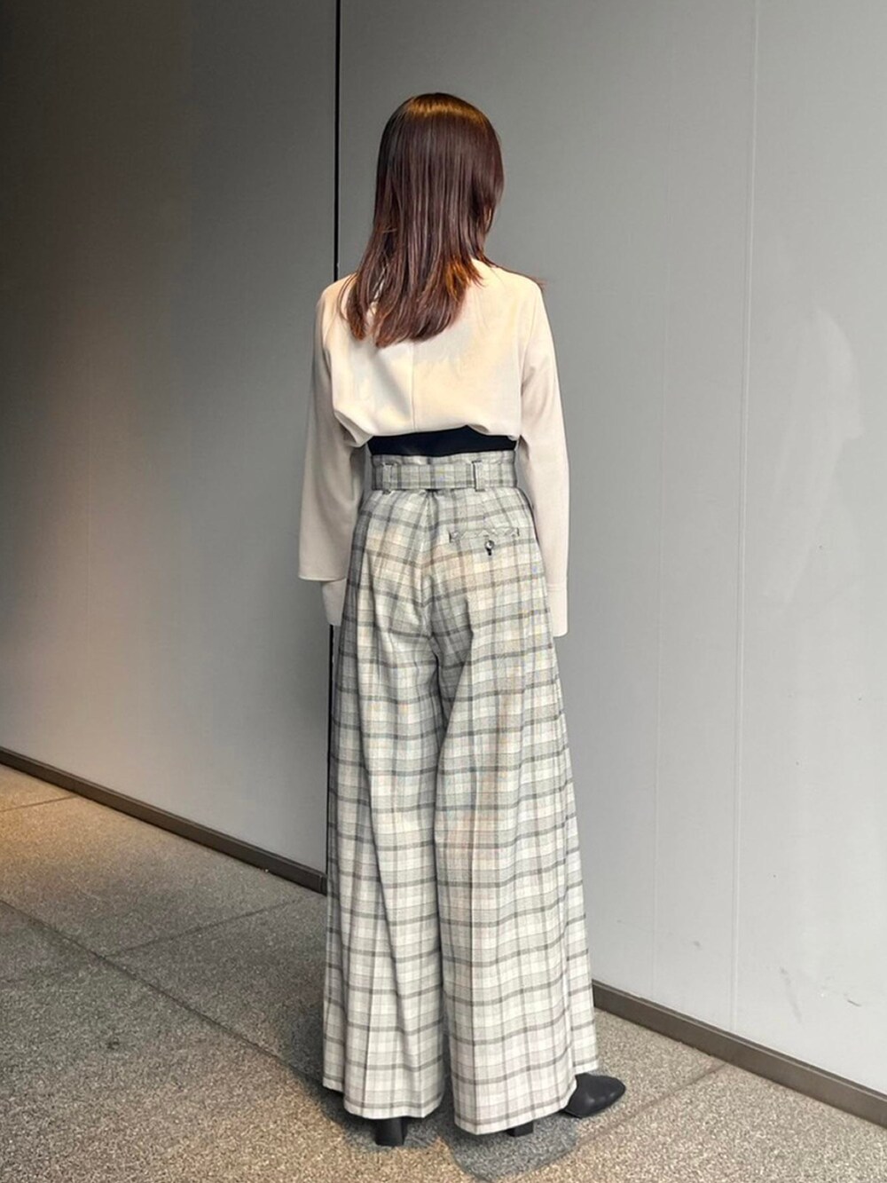 ベージュ系のシャツ/ブラウス、その他のその他パンツを着用したレディースの秋コーディネートの2枚目の写真