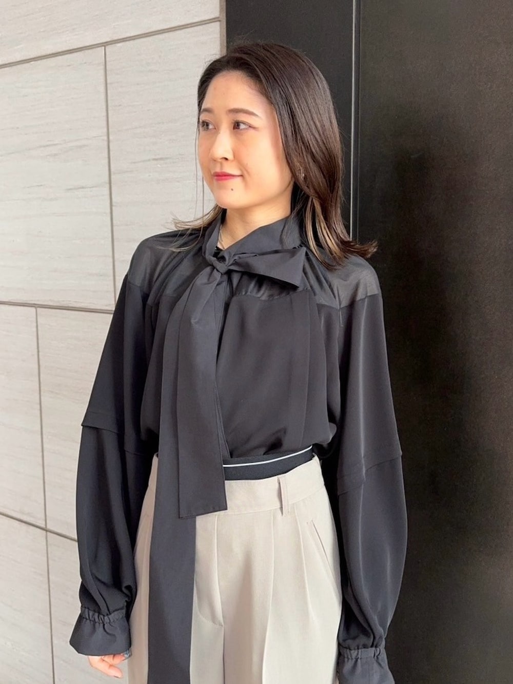 ブラック系のシャツ/ブラウス、ベージュ系のその他パンツを着用したレディースの春コーディネートの4枚目の写真