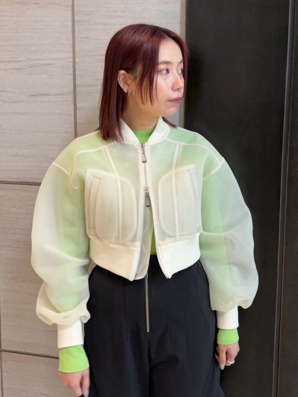 ベージュ系のブルゾン、グリーン系のニット/セーター、ブラック系のその他パンツを着用したレディースの春コーディネートの4枚目の写真