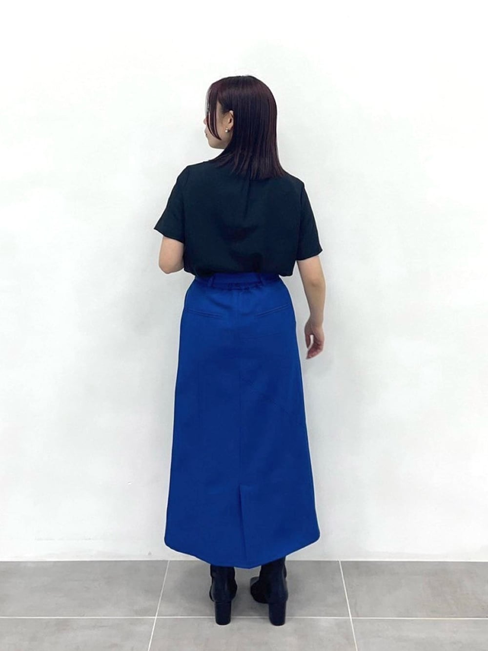 ブルー系のスカート、ブラック系のシャツ/ブラウスを着用したレディースの春コーディネートの3枚目の写真