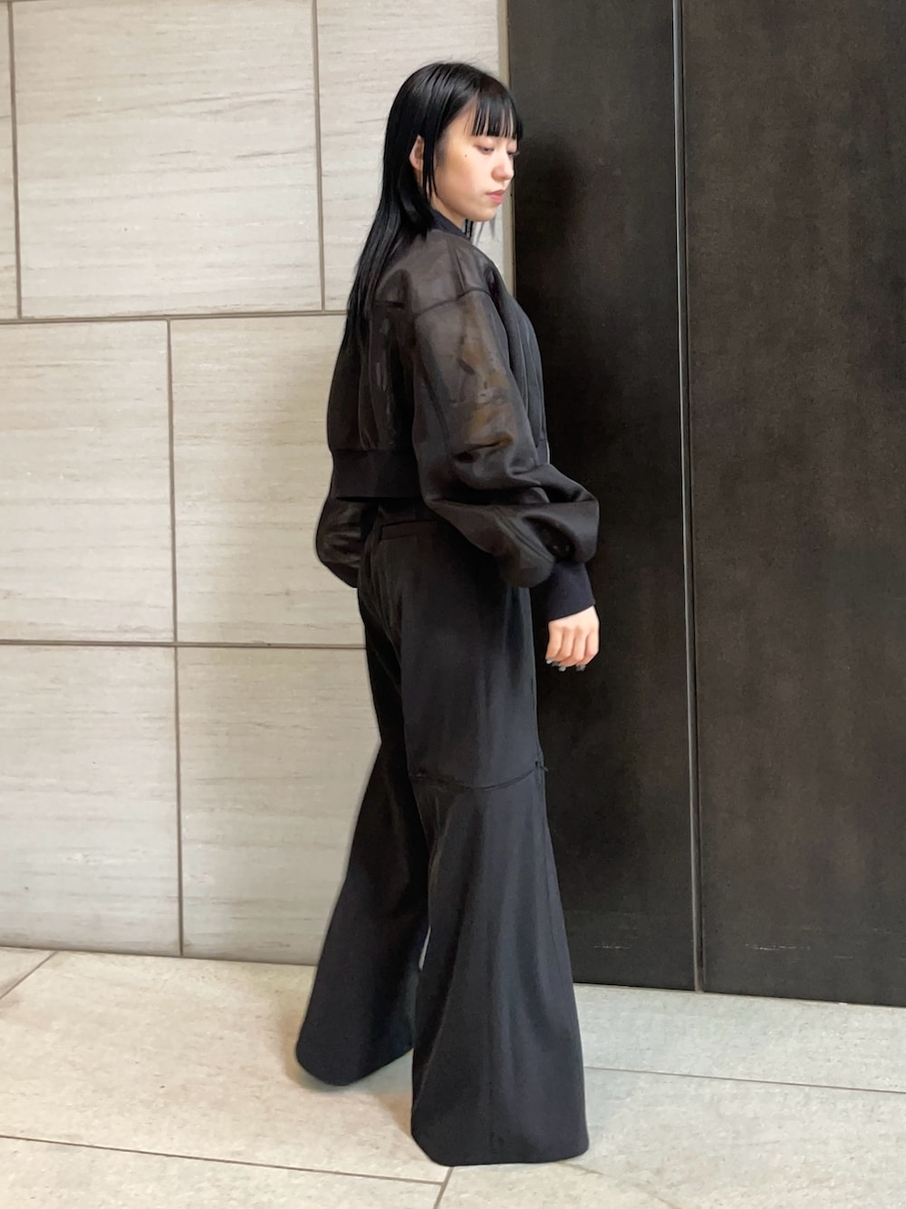 ブラック系のブルゾンを着用したレディースの春コーディネートの2枚目の写真